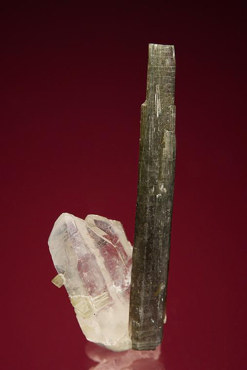 ELBAITE on QUARTZ